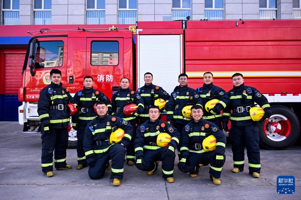 草原上的“火焰蓝”(图1)