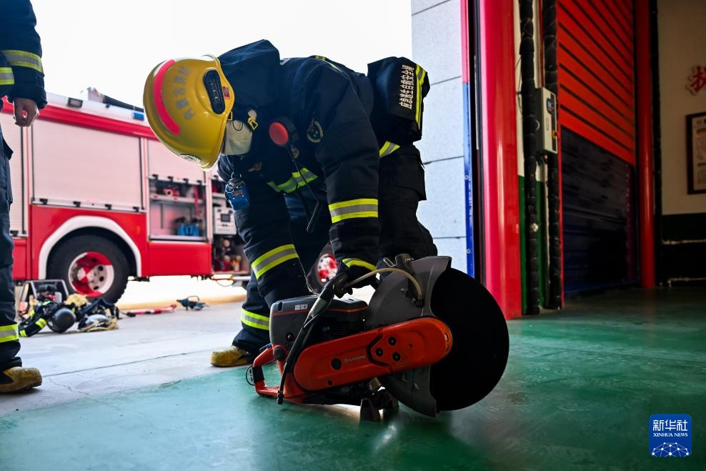 草原上的“火焰蓝”(图3)