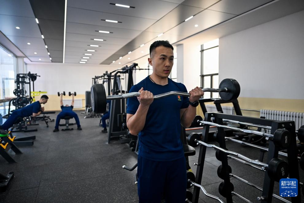 草原上的“火焰蓝”(图6)