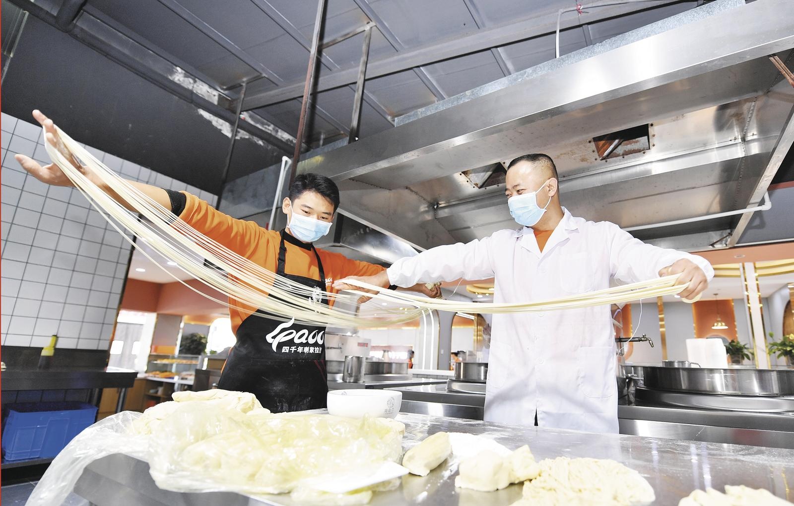 【树立和践行正确政绩观】一碗面拉动二百多亿产业——青海拉面成富民强省“金名片”(图1)