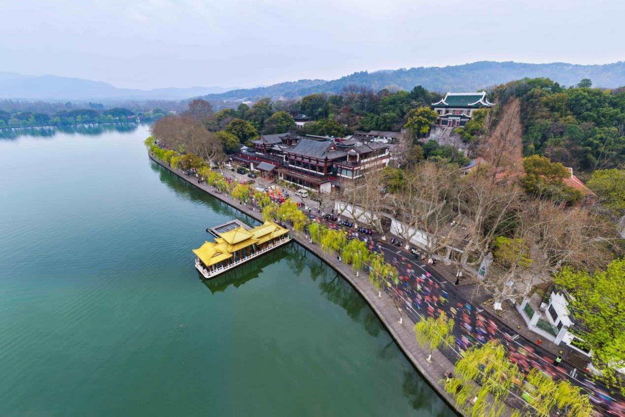 双破赛会纪录！2026西湖半程马拉松圆满收官(图1)