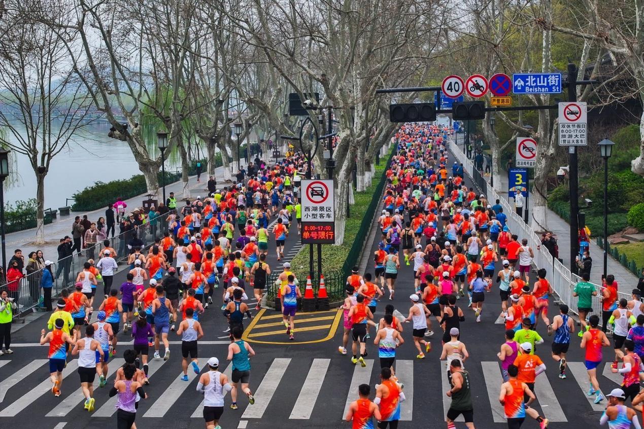 双破赛会纪录！2026西湖半程马拉松圆满收官(图3)