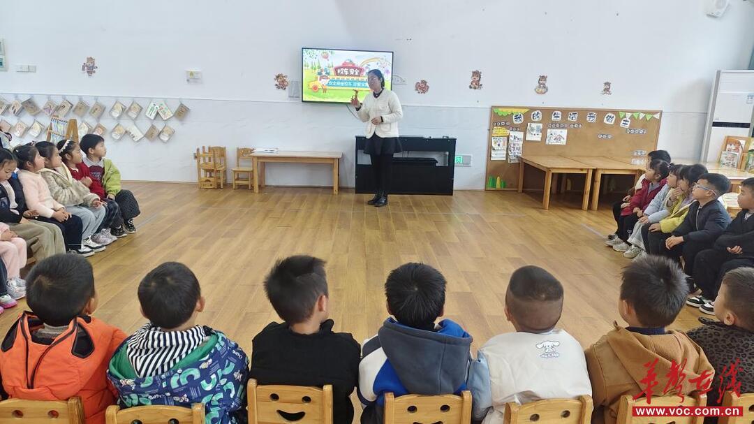 宁乡市菁华铺乡中心幼儿园举行校车安全演练(图1)