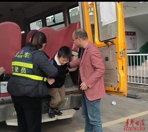 宁乡市菁华铺乡中心幼儿园举行校车安全演练(图2)