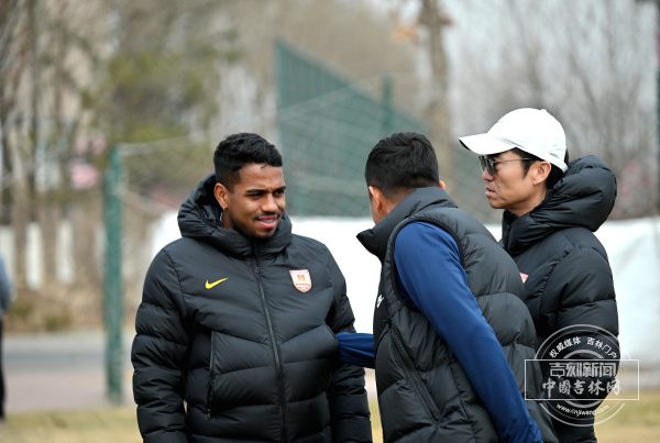 亚泰将士与球迷共赴赛季新征程(图2)