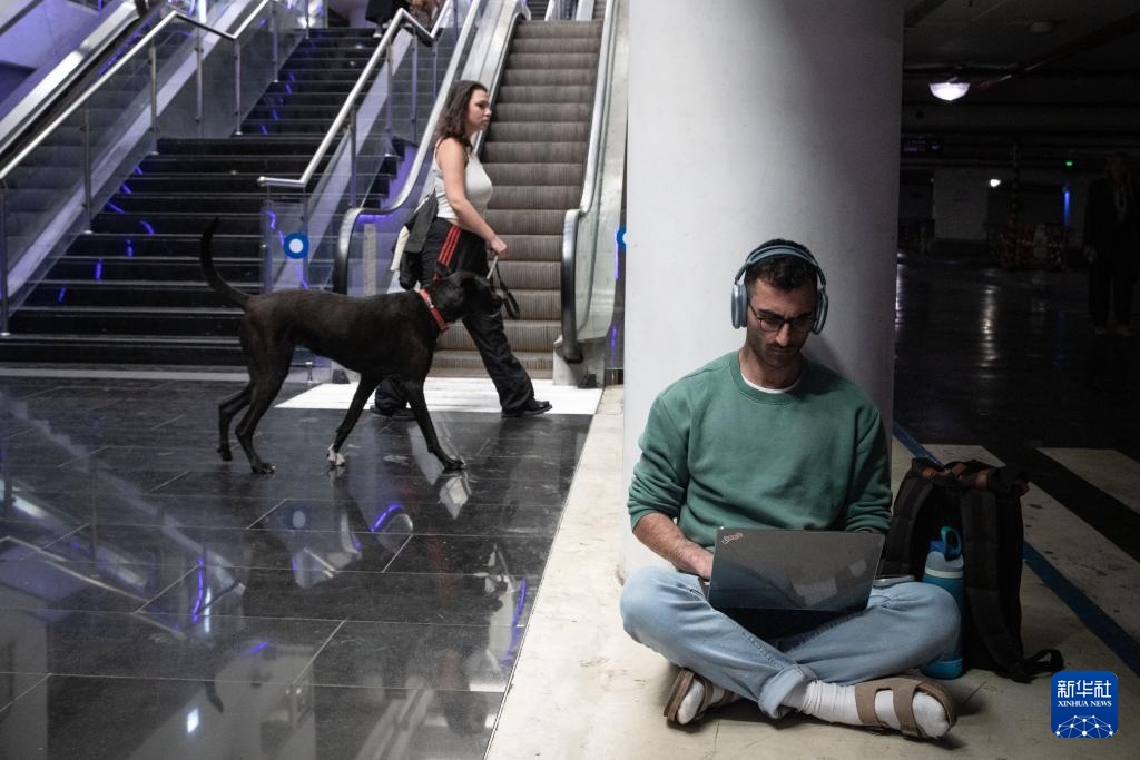 美以伊战事30天——战争阴影下两座城市的日常(图13)