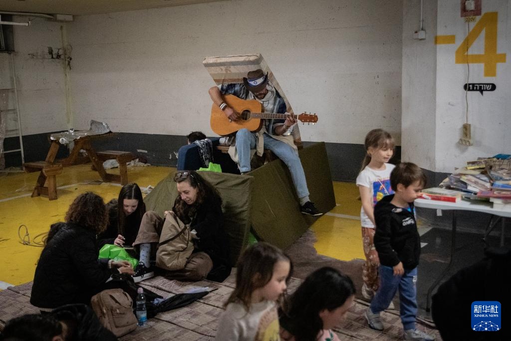 美以伊战事30天——战争阴影下两座城市的日常(图19)