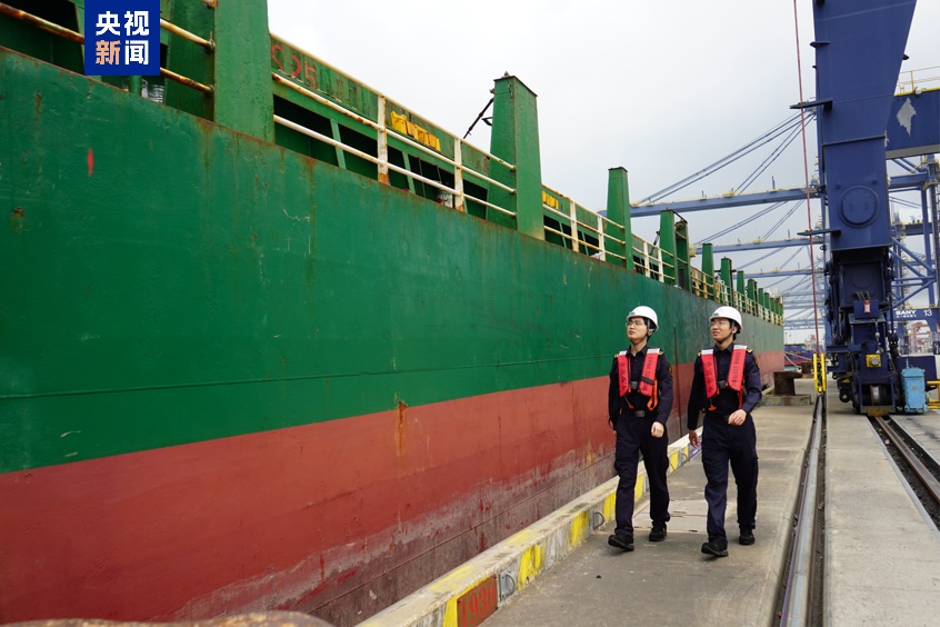 开云网站：拱北关区首票水水中转多式联运货物顺利通关(图2)