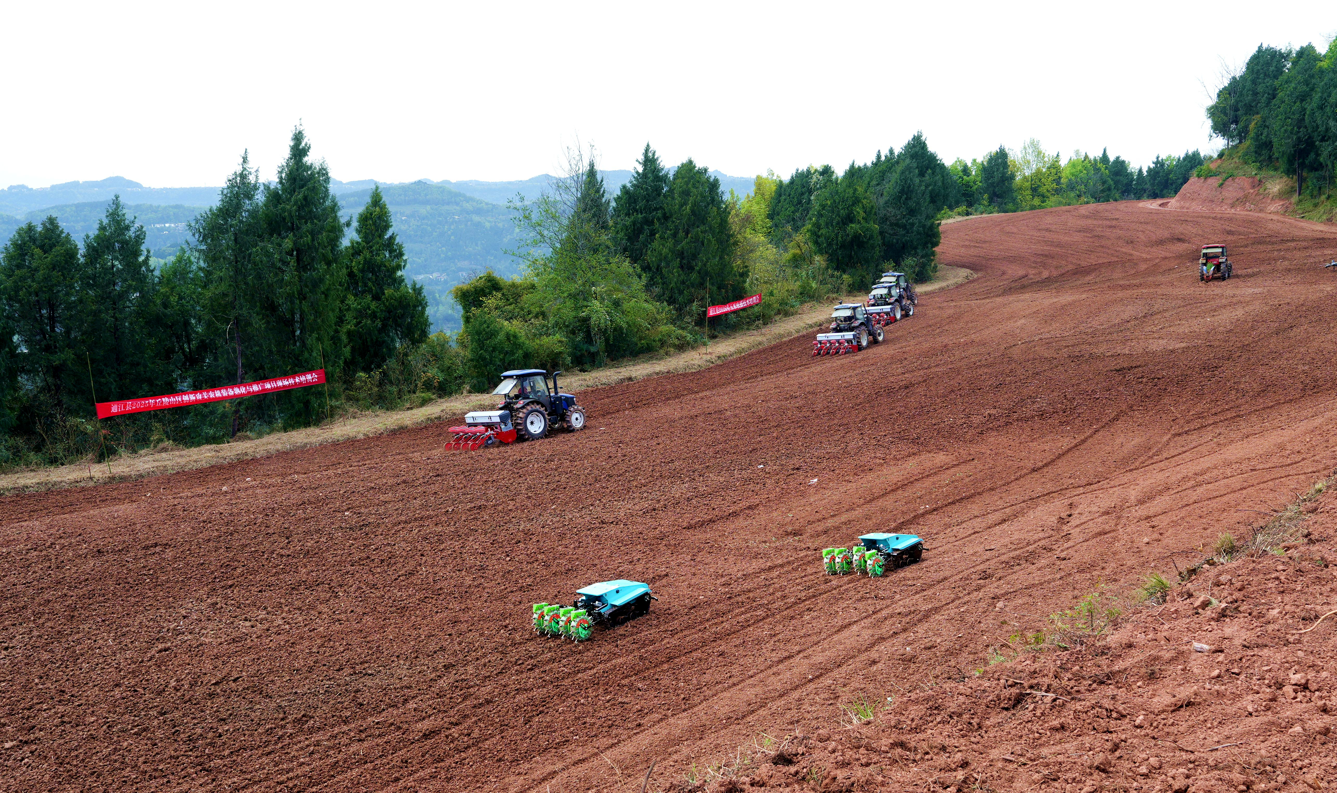 四川通江:玉米精量化直播机械化作业全面铺开(图2)