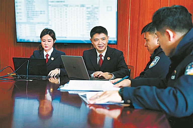 Bwin必赢他们抓住大龄未婚女性父母急于让女儿结婚的心理以“结亲”为幌子将“精英儿子”介绍给对方并建议对方跟女儿说相亲对象是“老同学的孩子”——亲情背书下的“杀猪盘”(图1)