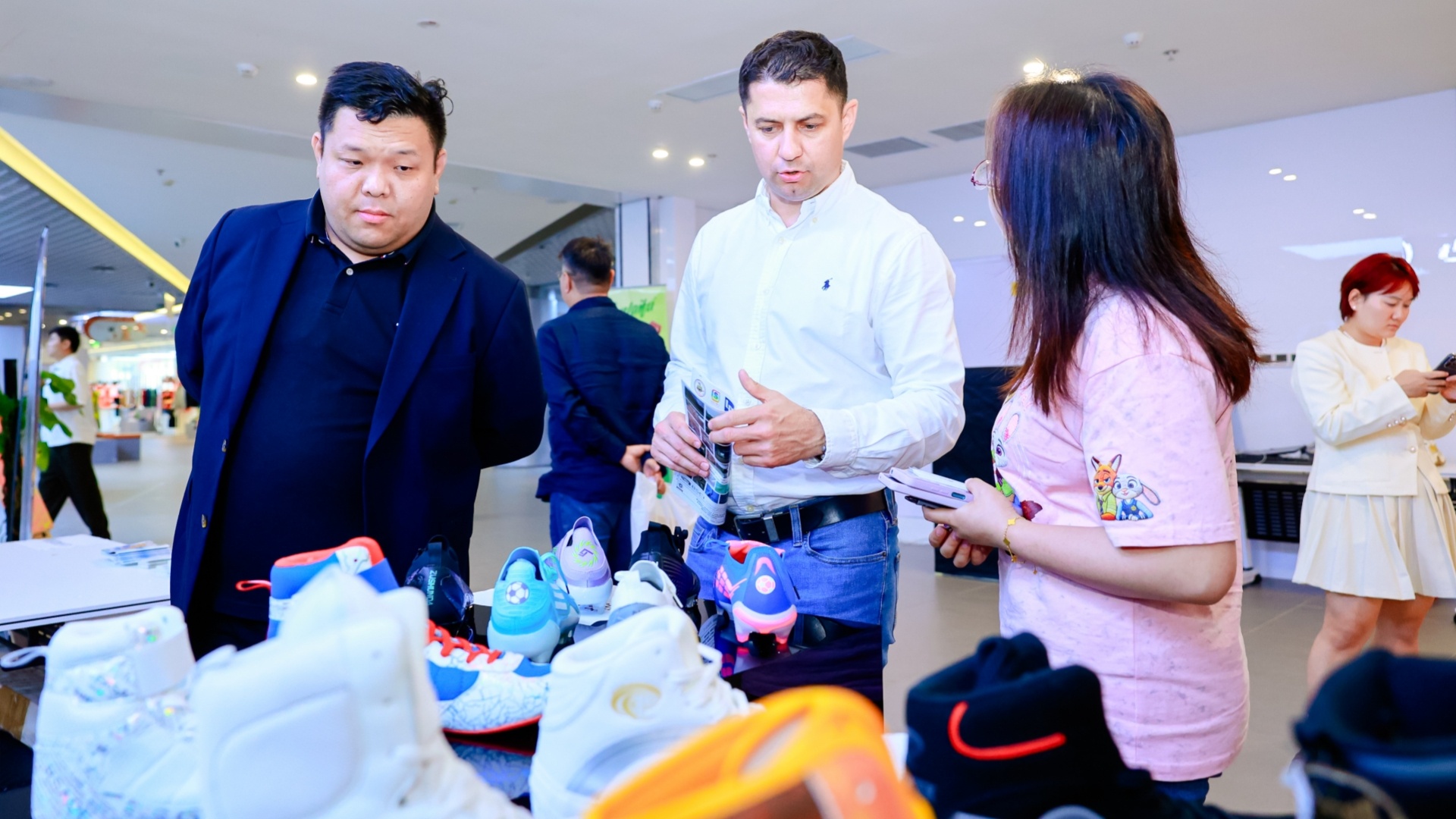 星空体育网址：智造“晋”彩链动全球第二十七届晋江鞋体博会开幕(图1)