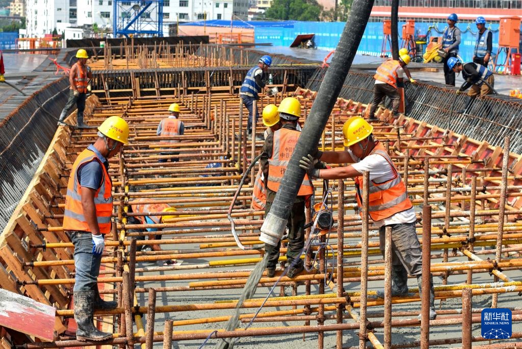 深圳机荷高速改扩建工程浇筑首块现浇梁(图2)