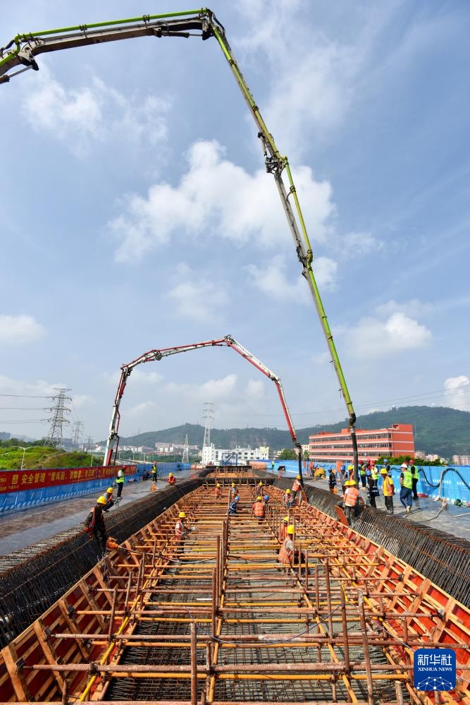 深圳机荷高速改扩建工程浇筑首块现浇梁