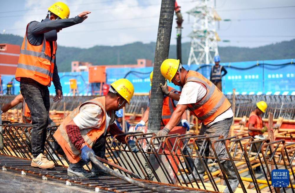 深圳机荷高速改扩建工程浇筑首块现浇梁(图3)