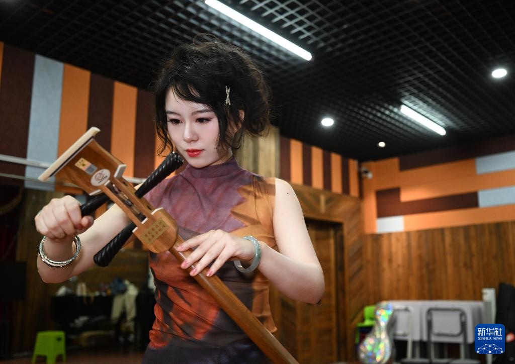 非遗传承人褚琪桂梓：用年轻的方式让三弦“潮”起来