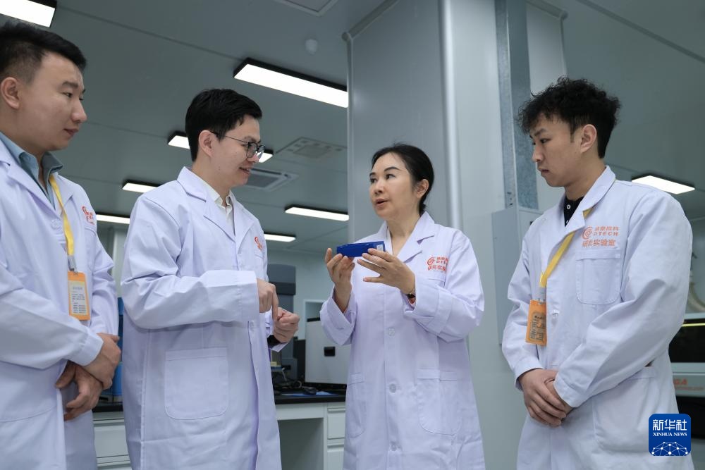 图片故事丨从“打工妹”到隐形冠军:001毫米里的逆袭故事(图1)