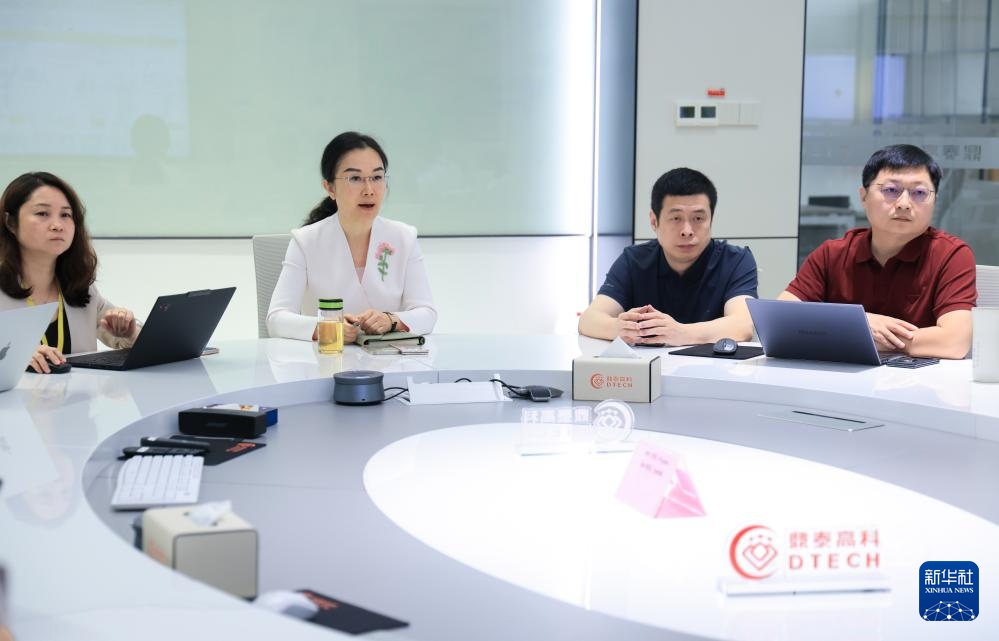 图片故事丨从“打工妹”到隐形冠军:001毫米里的逆袭故事(图2)
