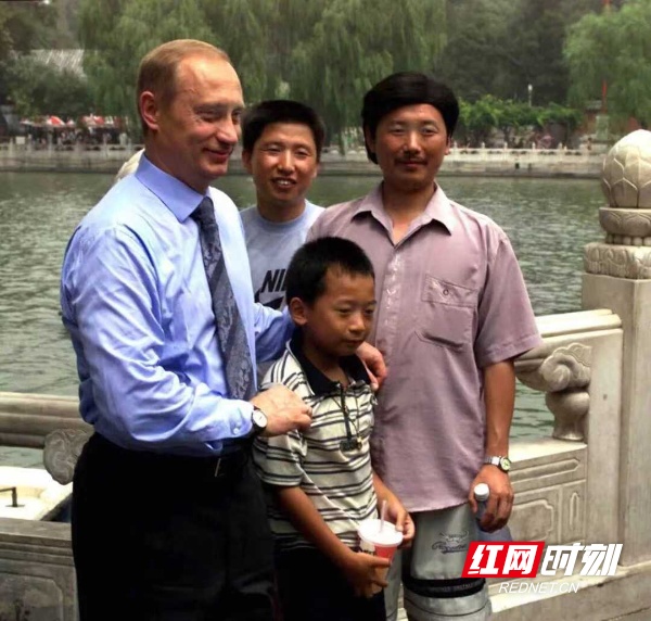 湖南工程师彭湃:我带了醴陵瓷器去北京期待26年后与普京重逢(图1)