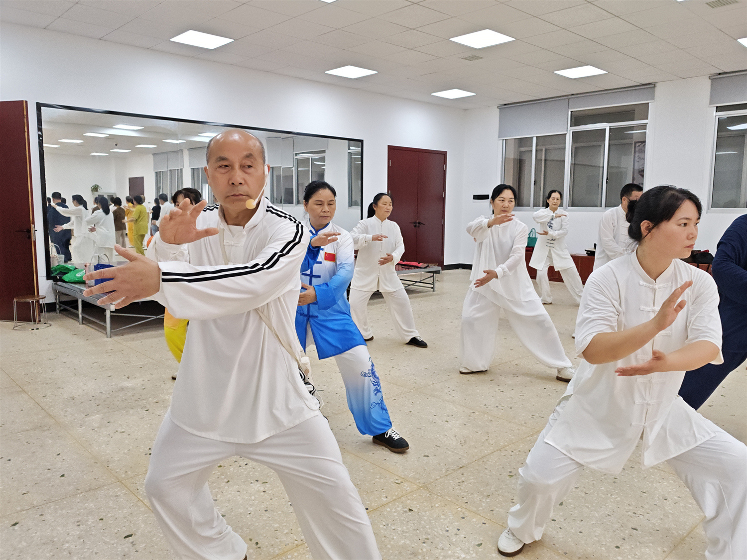 湖南湘阴“爱晚”老年大学让银发族“夕阳”更红(图1)