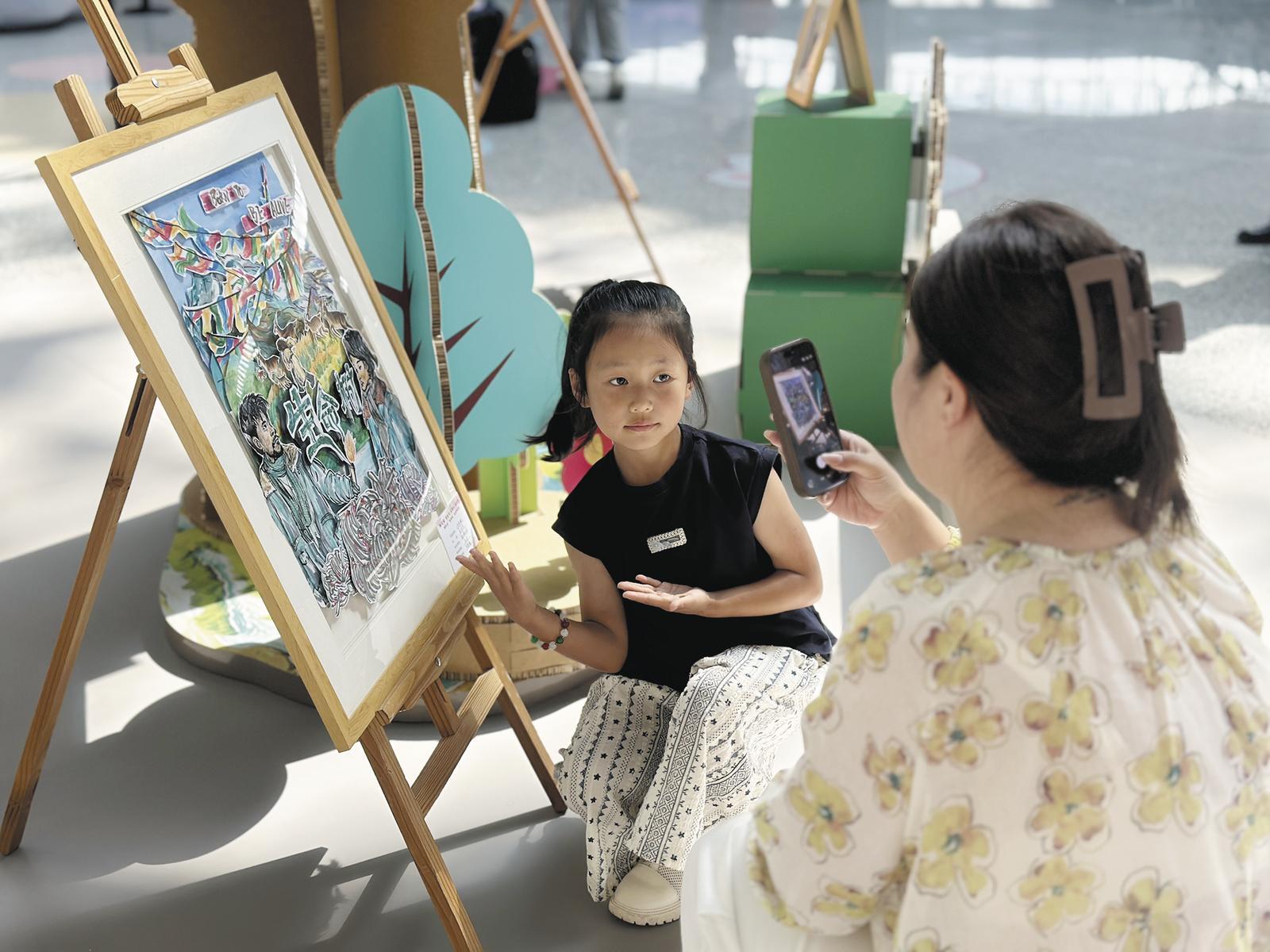 熊猫体育资讯：青海西宁青少年主题画展亮相曹家堡机场(图1)
