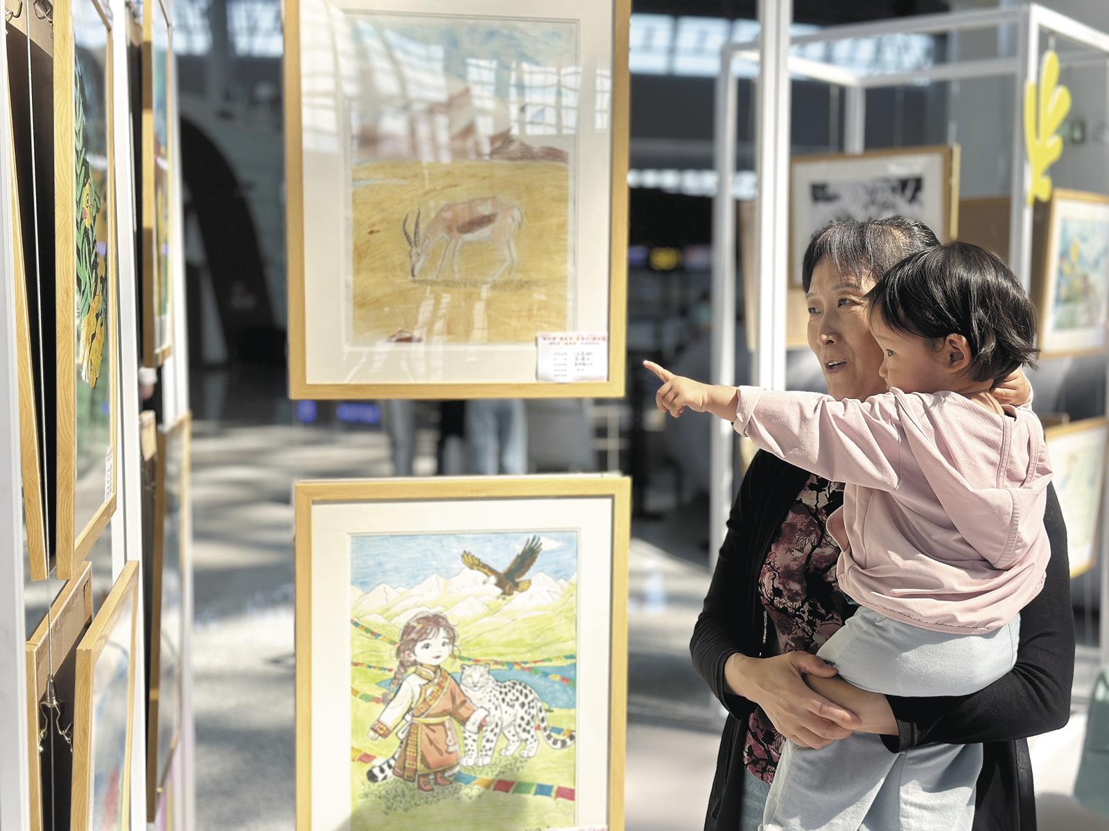 熊猫体育资讯：青海西宁青少年主题画展亮相曹家堡机场(图2)