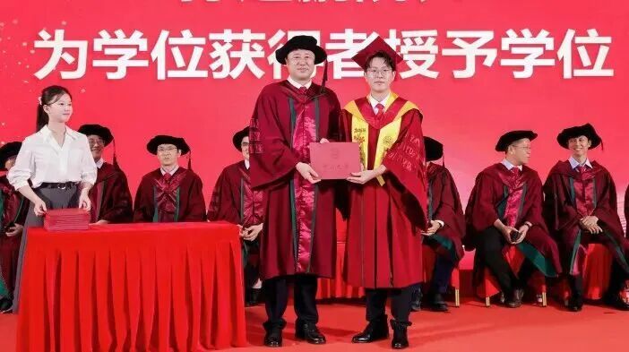奔赴祖国需要的地方！来看毕业照背后的青春选择(图3)