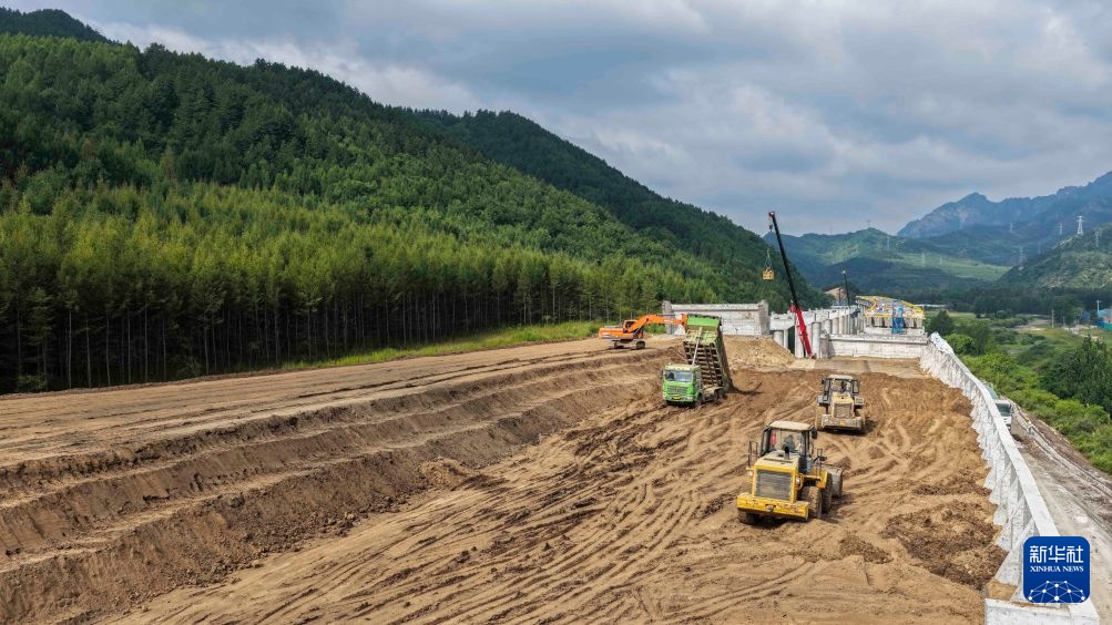 承克高速公路施工忙(图1)