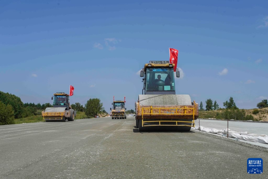 承克高速公路施工忙(图5)