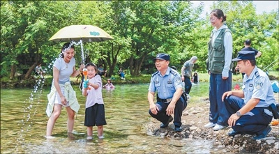暑期峡谷漂流、水上飞伞、野外溯溪等项目受欢迎“清凉”项目火热游玩还需冷静(服务窗)(图1)