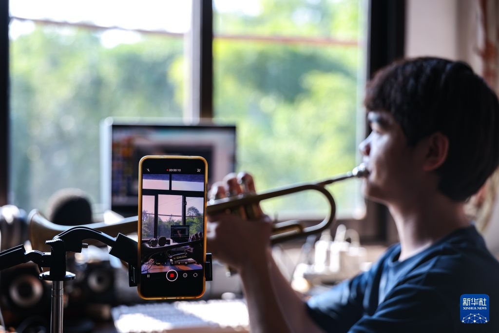 黑暗中吹响追梦之音(图5)