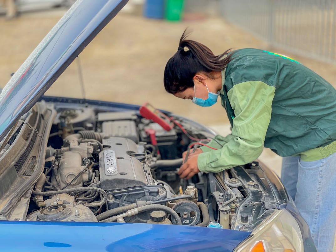 小康圓夢新疆洛浦縣修車女技師的美好生活