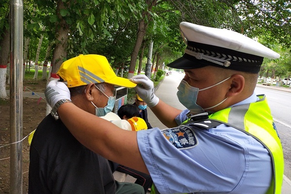 新疆哈巴河交警发放反光帽 守护老人平安路