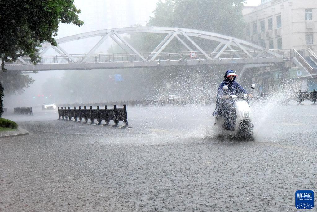 记者 朱祥 摄当日,河南省郑州市迎来新一轮强降雨