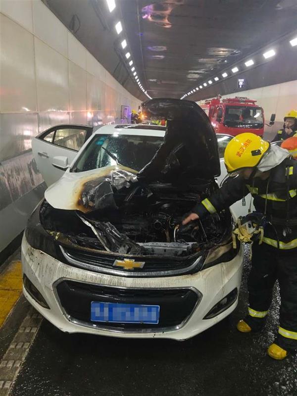 武汉长江隧道轿车自燃，喷淋系统自动启动
