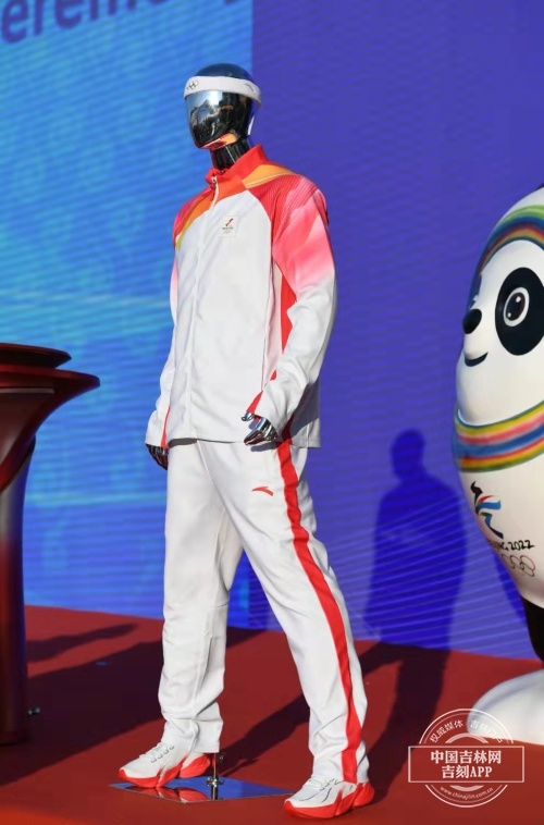 解密丨北京2022年冬奥会火炬手制服外表“靓丽时尚”