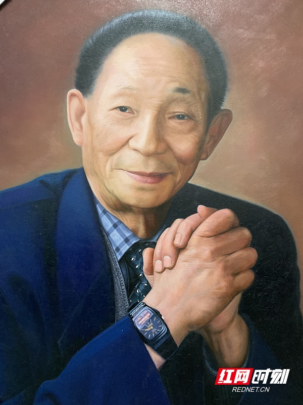 天才少年画家向湖南农业大学捐赠袁隆平院士画像