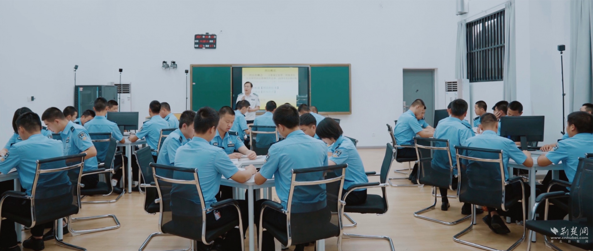 湖北日报重磅报道：武汉警官职业学院打造现代警务技术技能人才培养新高地