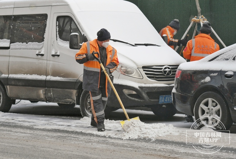 长春环卫工人扫雪图片