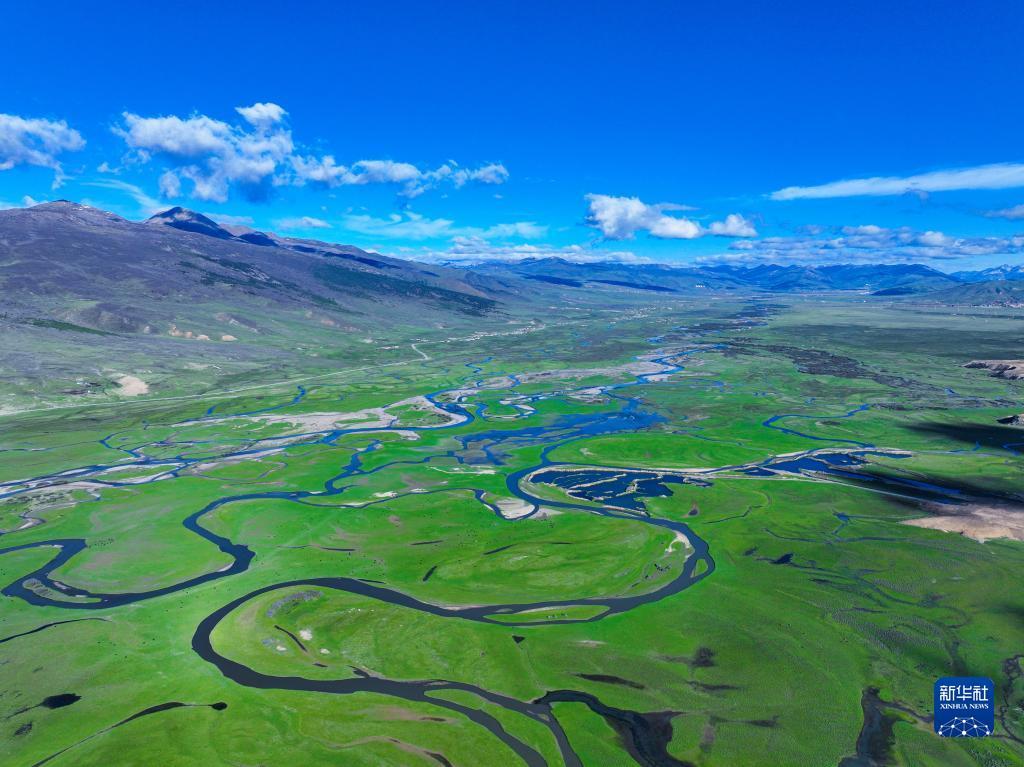 2022年5月31日在四川甘孜藏族自治州理塘县拍摄的毛垭草原(无人机照片