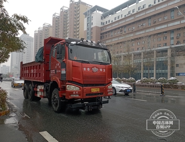 1.5万人雪后扫水除尘 入冬前对长春全市环境卫生做一次大扫除