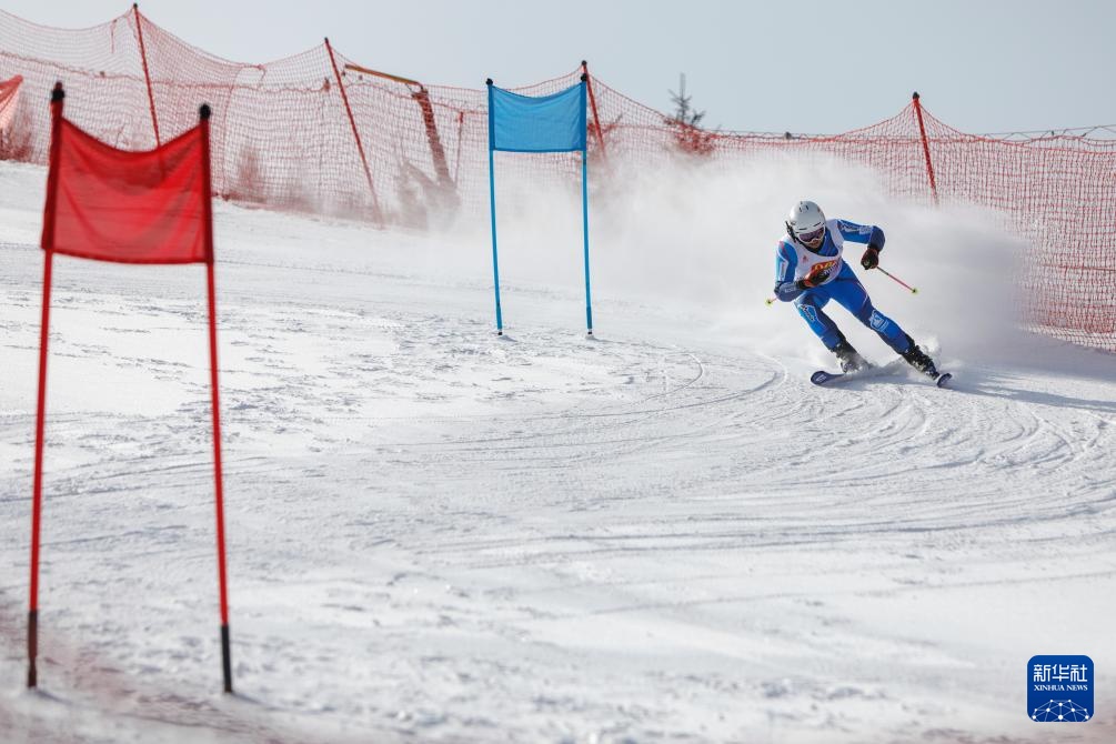 高山滑雪邀请赛在甘肃省临夏回族自治州和政县松鸣岩国际滑雪场开赛
