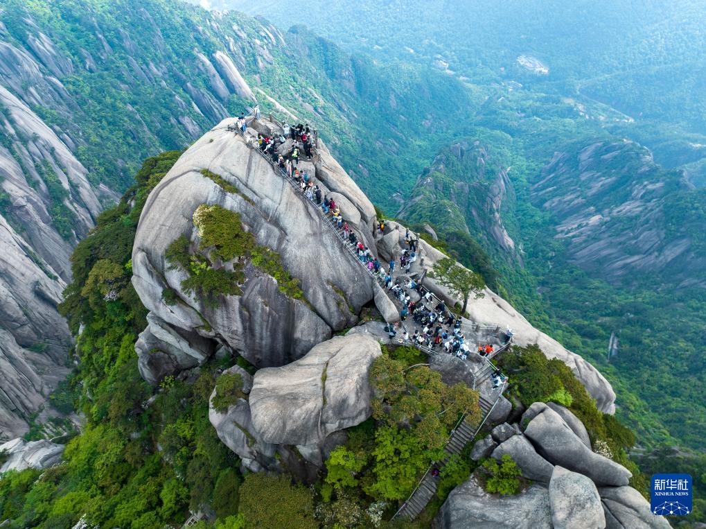 游客在黄山风景区天都峰游览(无人机照片)