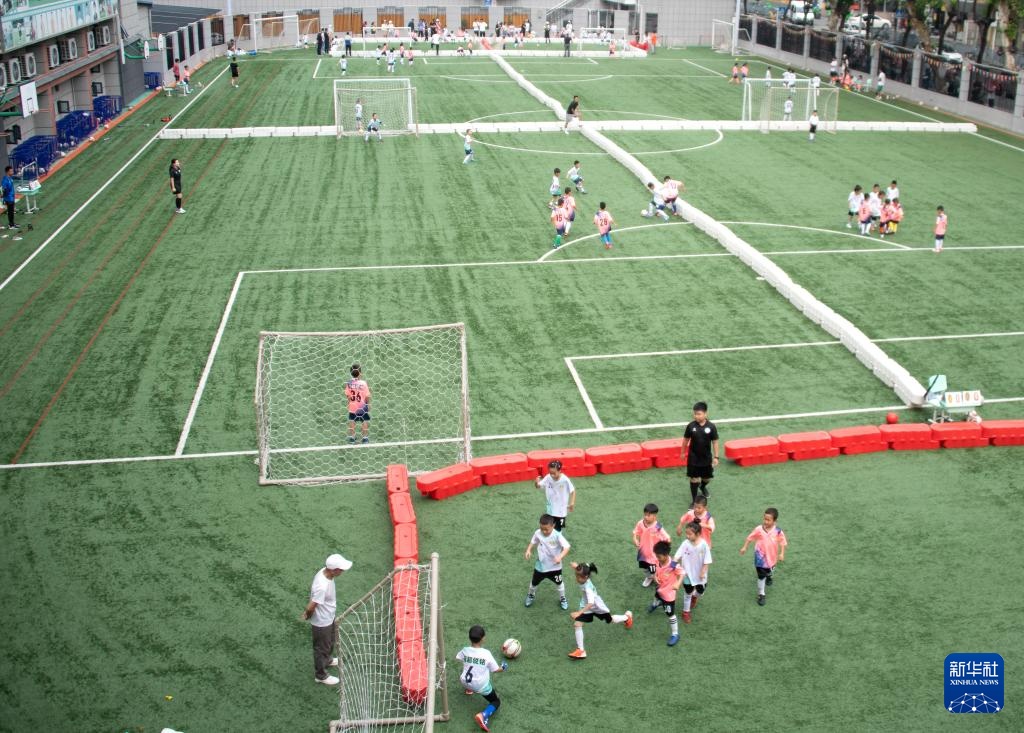 6月1日,在湖北省武汉市江汉区万松园路小学,孩子们在万超联赛中