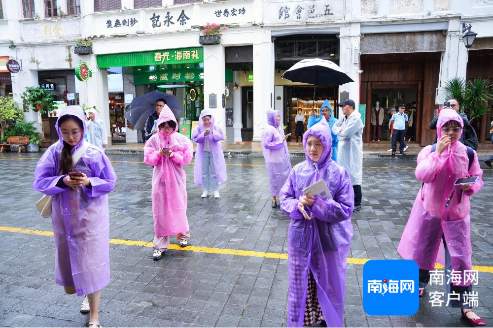 运动会媒体采风团在骑楼老街沉浸式感受海口文化魅力