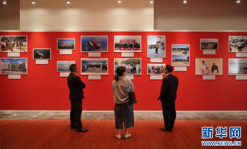 中国企业承办中莫建交50周年图片展