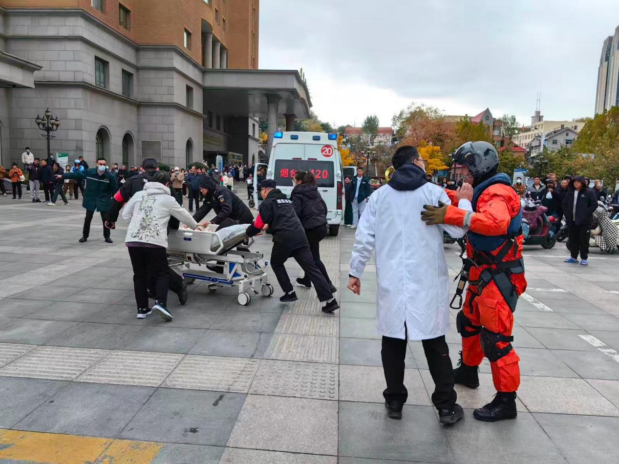 山东烟台：“空中生命通道”火速开启 直升机救助患病婴儿