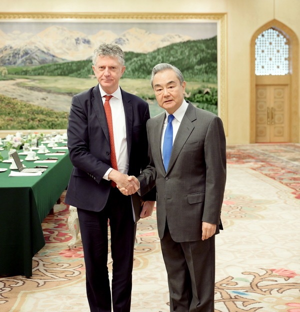 王毅会见英国首相国家安全事务顾问鲍威尔