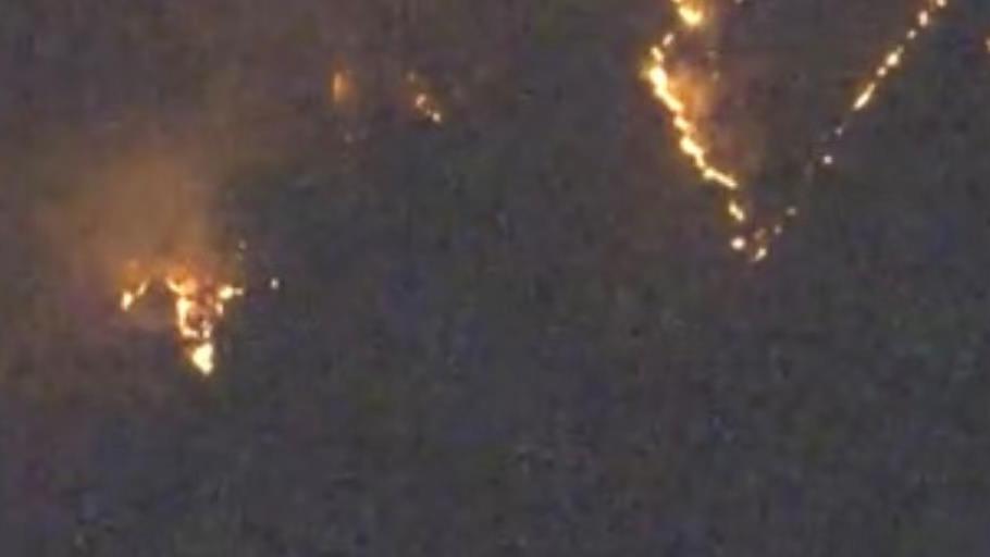 日本群马县妙义山起火 火势蔓延超10小时