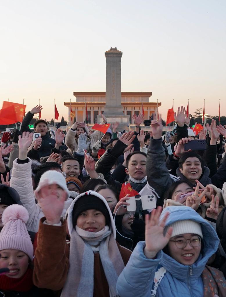 新华鲜报丨元旦升国旗！2026迎着晨曦出发